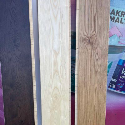 1-strip parketi od prirodnog drveta za sofisticiran i dugotrajan pod, pružaju ujednačen izgled, otpornost na habanje i profesionalno glatku završnu obradu svakog enterijera.