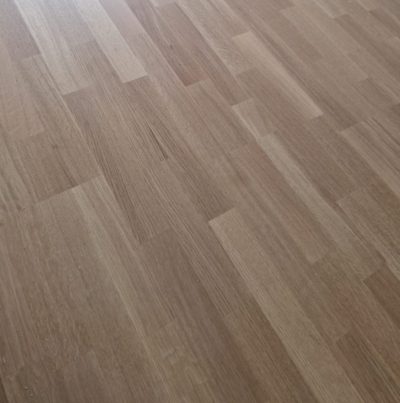 3-strip parketi od prirodnog drveta za elegantan i izdržljiv pod, pružaju dugotrajnu otpornost na habanje, ravnomeran izgled i profesionalni završni sloj enterijera.